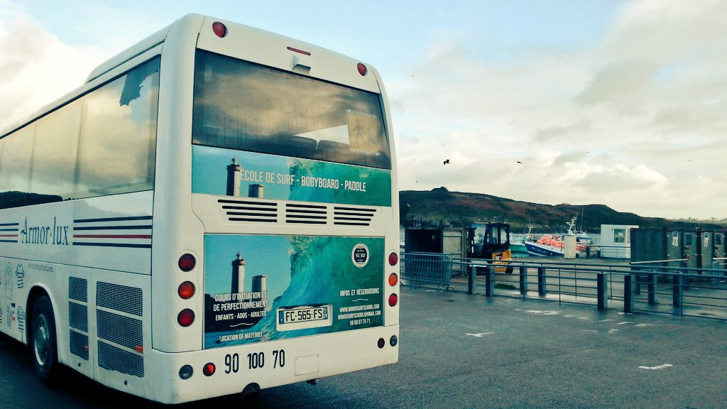 le bus dans son environnement naturel sur le port du Conquet