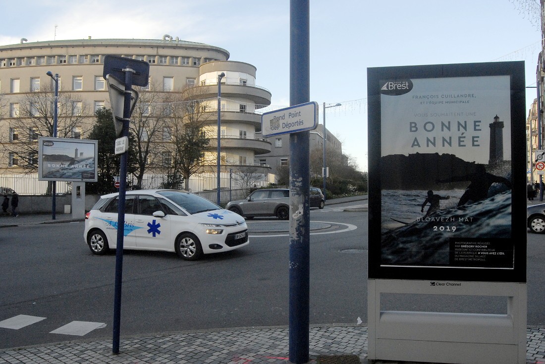 photo d'une rue de Brest où les affiches de la photo du Minou sont visibles