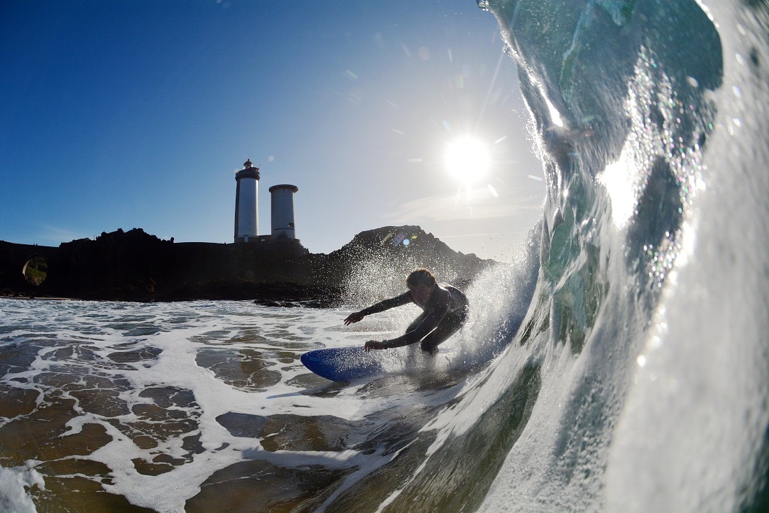 surfeur devant le phare du Minou