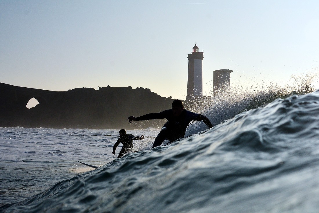 surfeur et bodyboardeur en contre jour devant le Minou