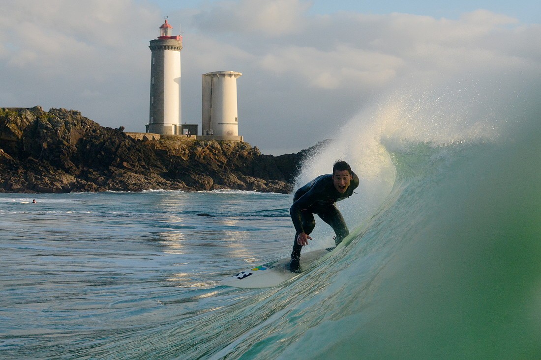 surfeur content devant le phare du Minou